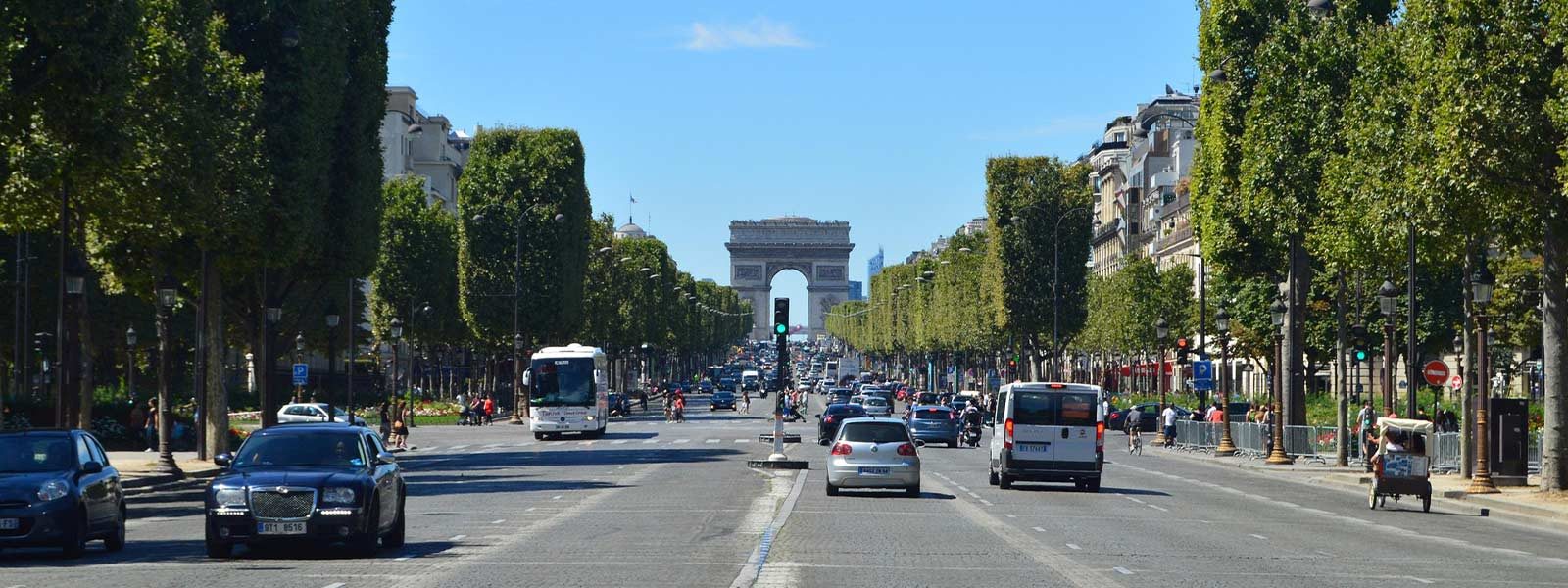 Brede autoweg bij Arc de Triomph in Parijs