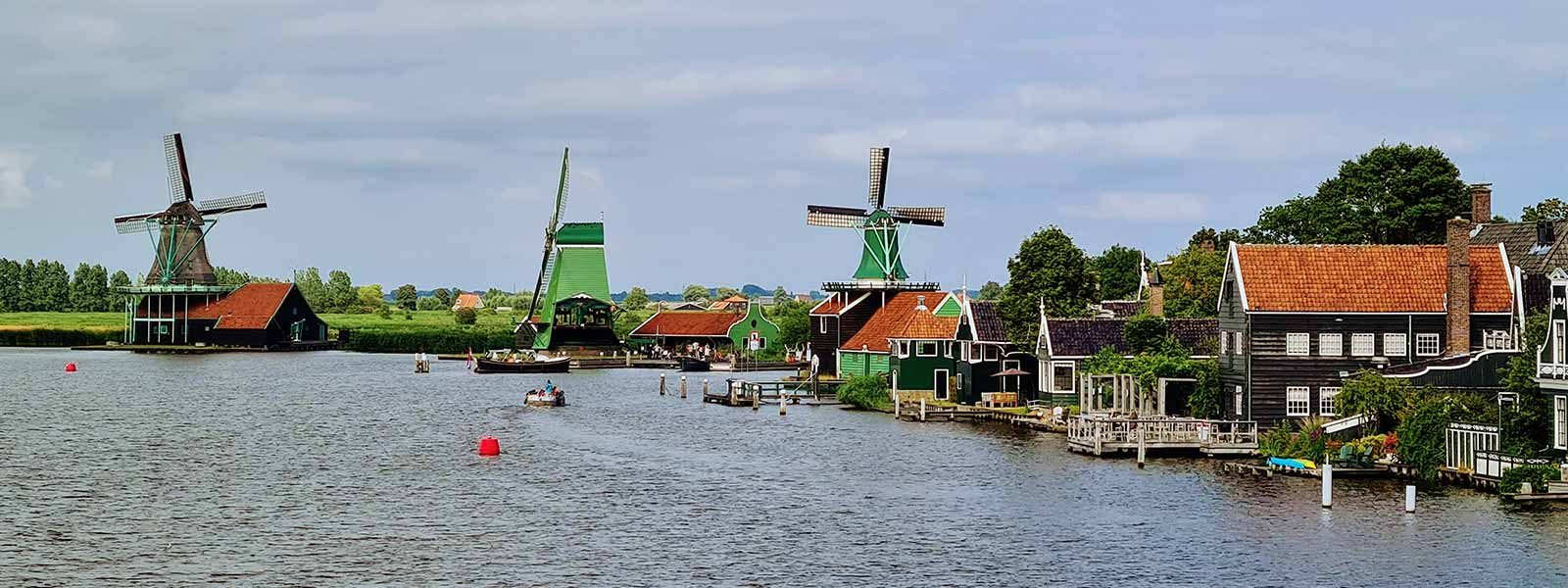 Molens-water-Zaanse-Schans De Zaanse schans met de molens bij Zaandam