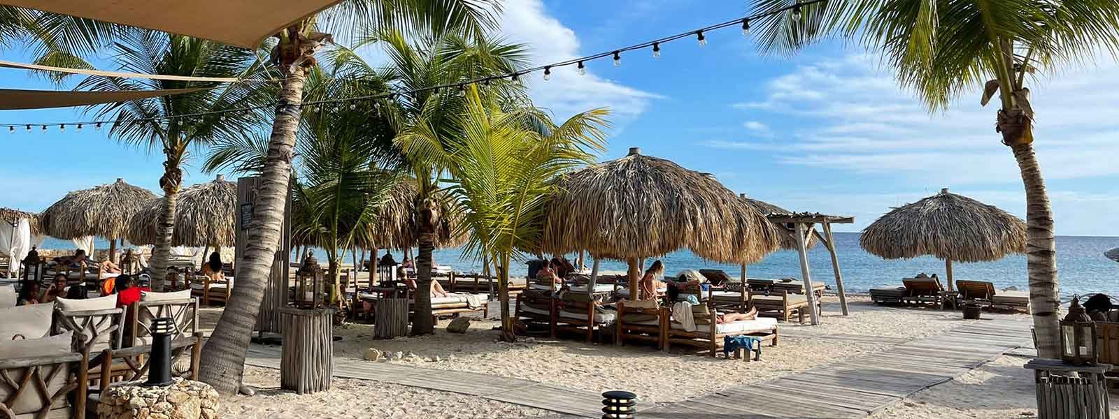 Strand van Oasis Beach Club op Bonaire