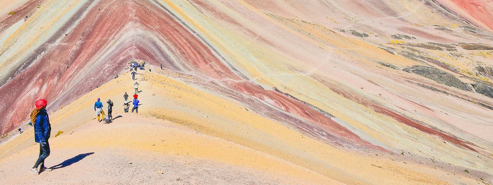 De prachtige kleuren van de regenboog berg in Peru