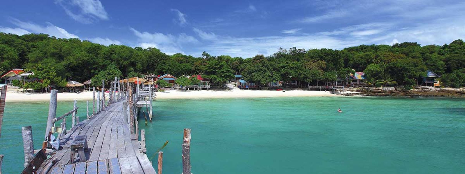 Houten pier bij een strand op Koh Samet