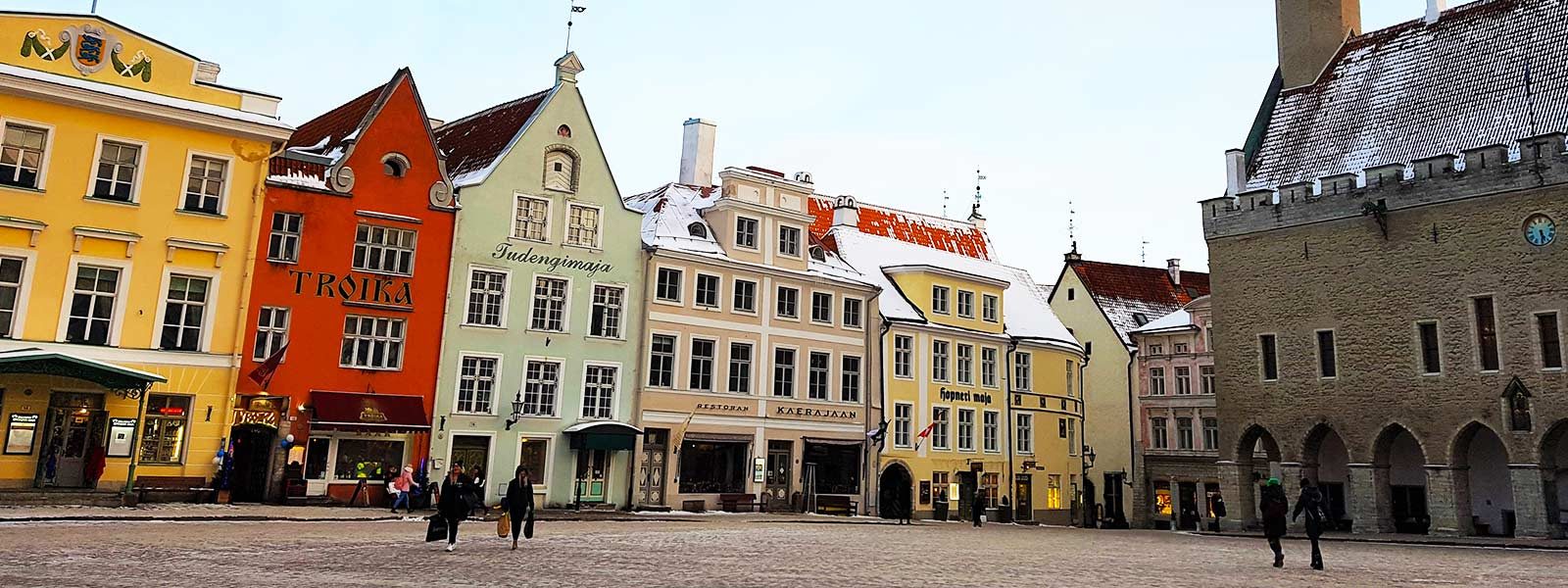 Grote plein in Tallinn met gekleurde huizen