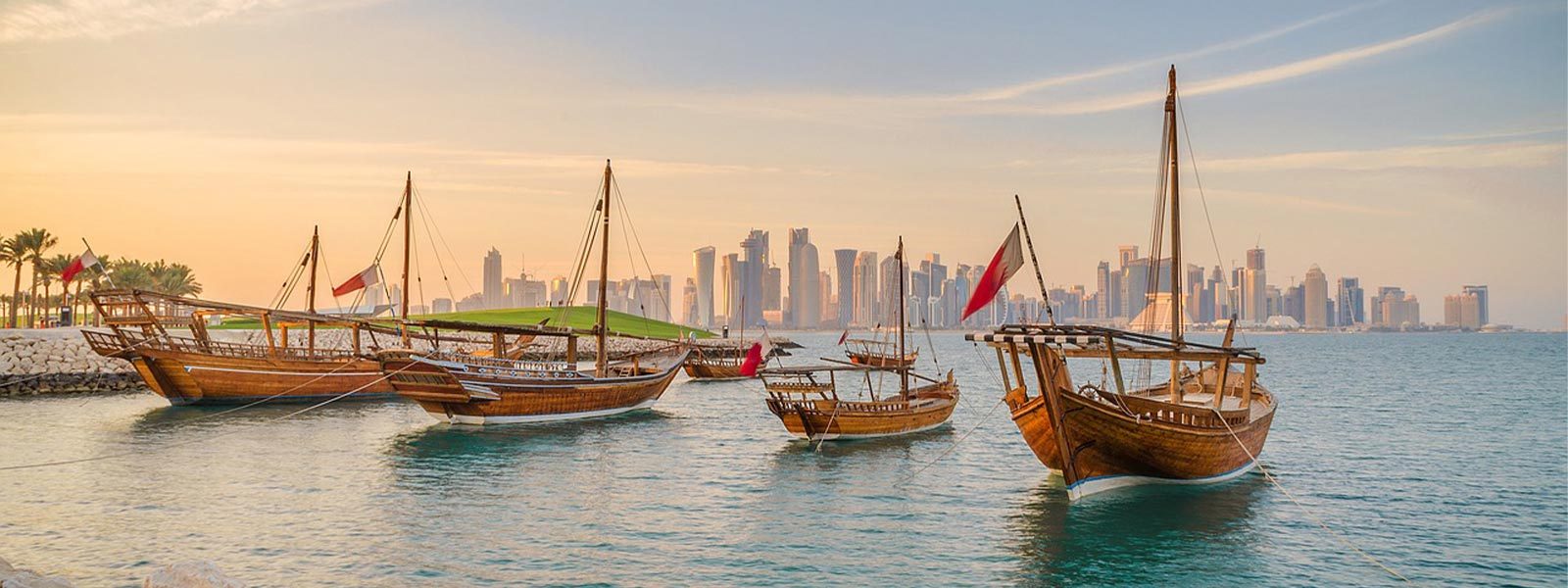 De skyline van Doha Qatar tijdens zonsondergang