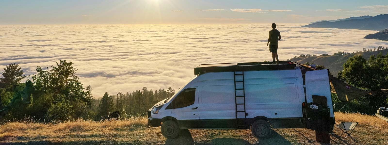 Reizen-met-camper-door-Europa Genieten van de natuur op het dak van de camper