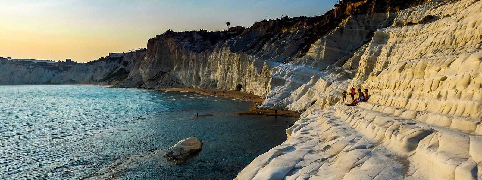 De witte rotsen bij het Scala dei Turchi strand op Sicilie