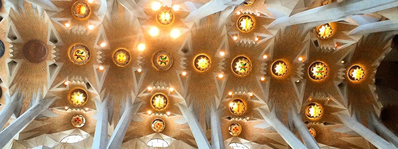 Het plafond binnen van de Sagrada Familia in Barcelona