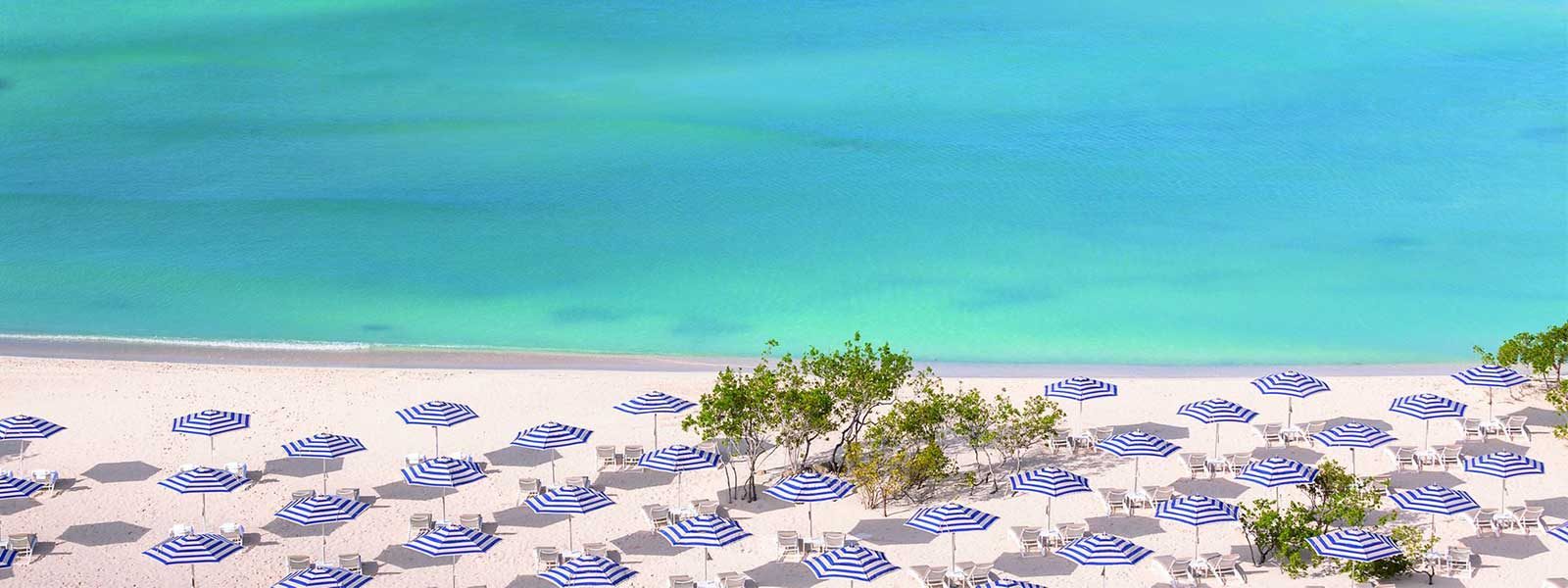 Strand met een blauwe kleur van de zee