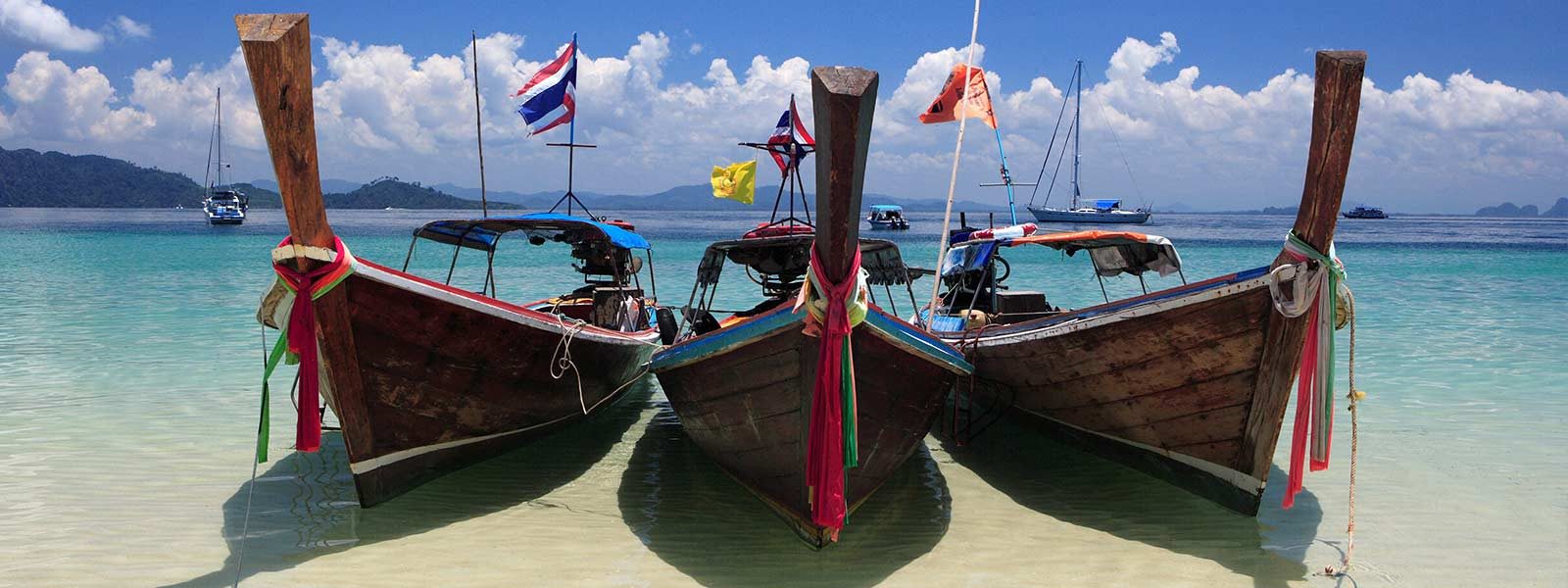 Typische Thaise bootjes op het strand