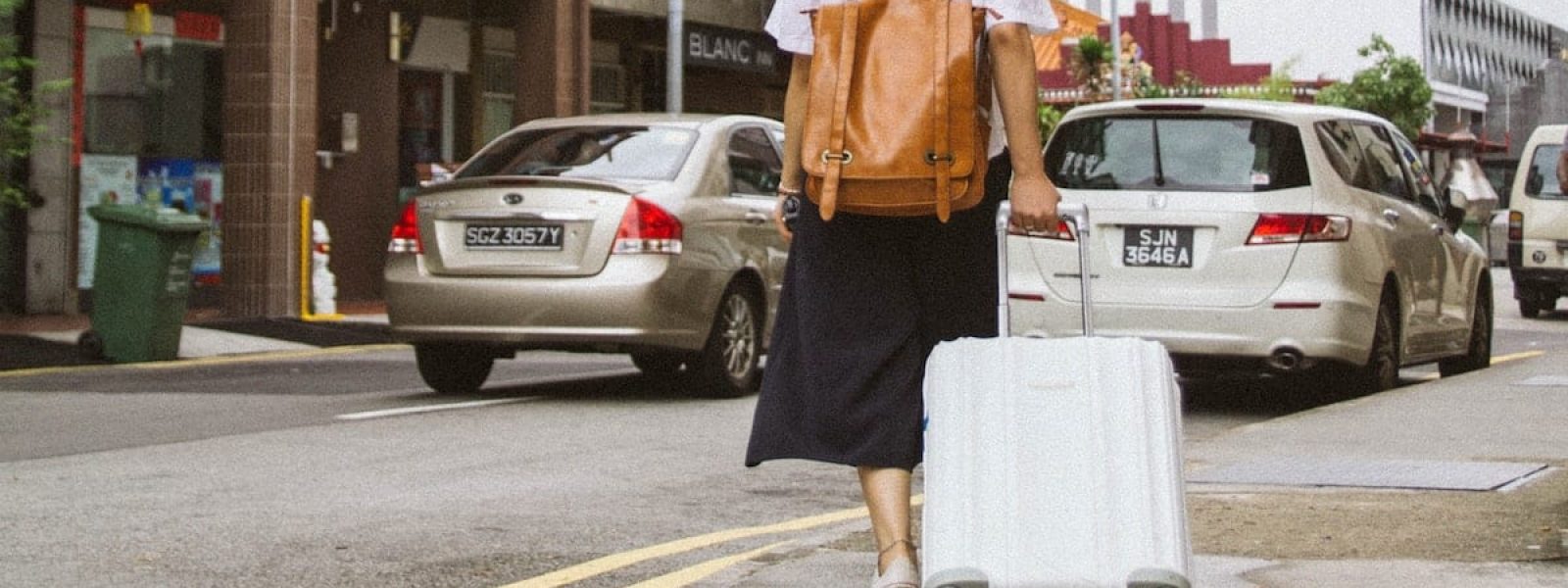 Vrouw met handbagage koffer