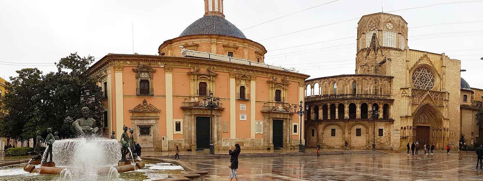 Plein in Valencia met authentieke gebouwen