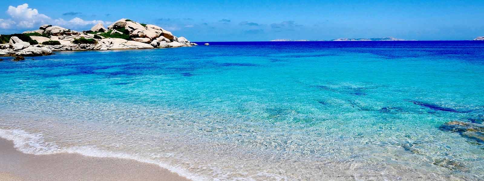 Het mooie strand Valle dell Erica Beach op Sardinie in Italie