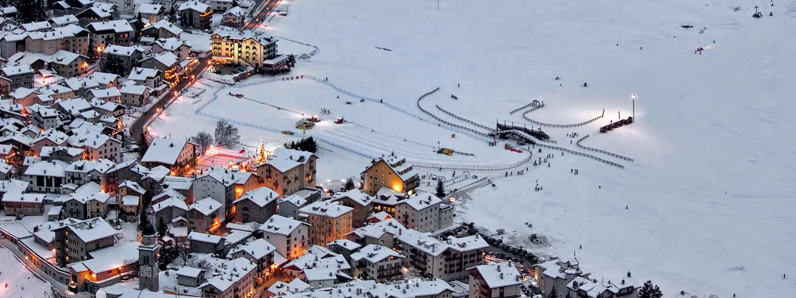 Een vallei met sneeuw in het skigebied Valle d Aosta