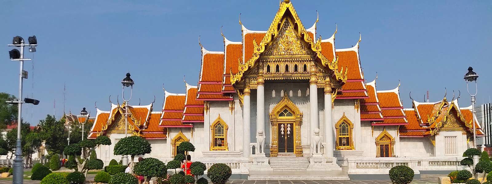 Vooraan zicht van de Wat-Benchamabophit tempel in Bangkok