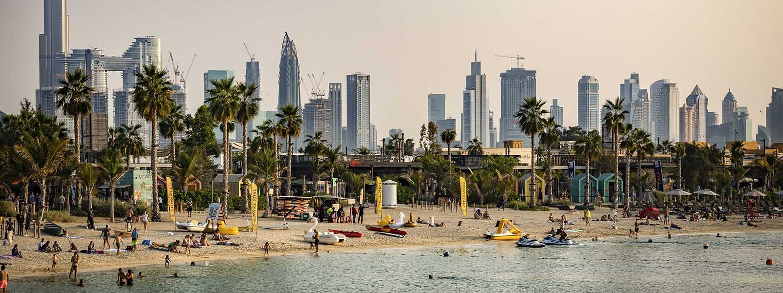 Skyline van Dubai gezien vanaf de zee