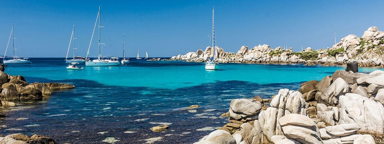 Boten in een baai van Corsica