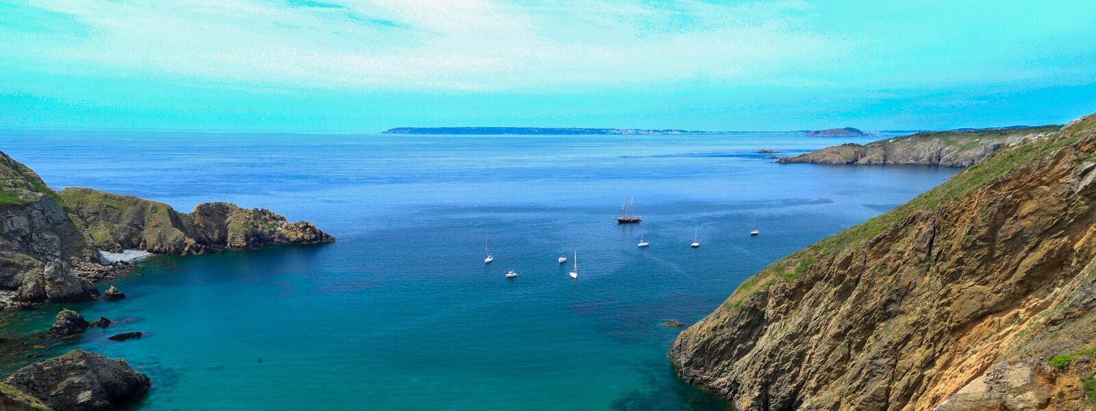 eiland 3 sark baai met bootjes foto sybylle kroon Vakantie naar de Kanaaleilanden