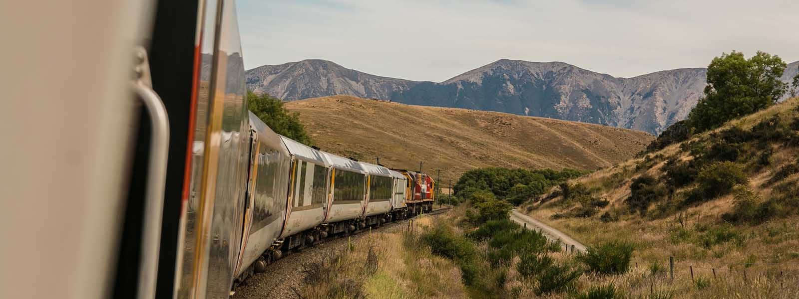 Trein die door een landschap rijdt/