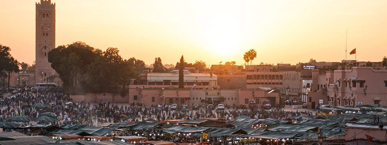 markt in marrakech tijdens zonsondergang