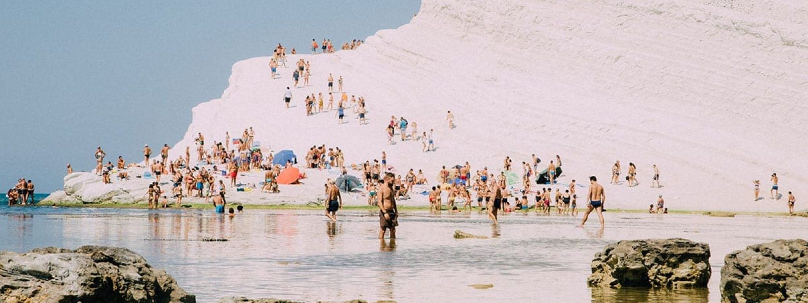 De witte rots van het Turchi strand op Sicilie