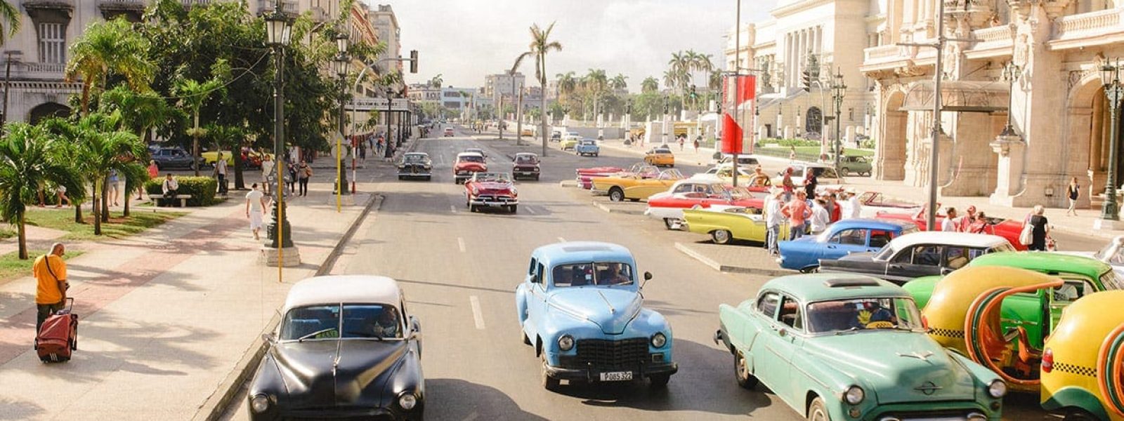 gekleurde autos op straat in cuba